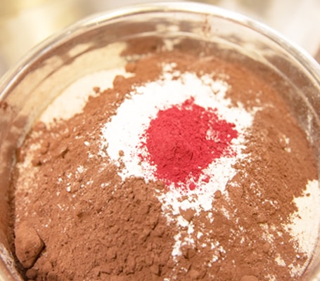 Ingredienti per il Red Velvet — farina di mandorle e cacao